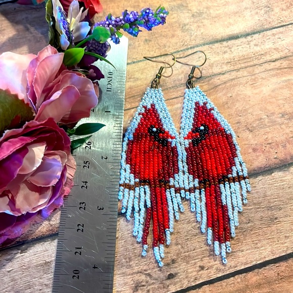 Red cardinal beaded earring in white - Picture 5 of 5